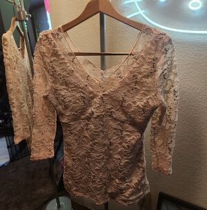💖💖💖Boston Proper Blush Pink Lace V-Neck Top with Sequins💖💖💖
